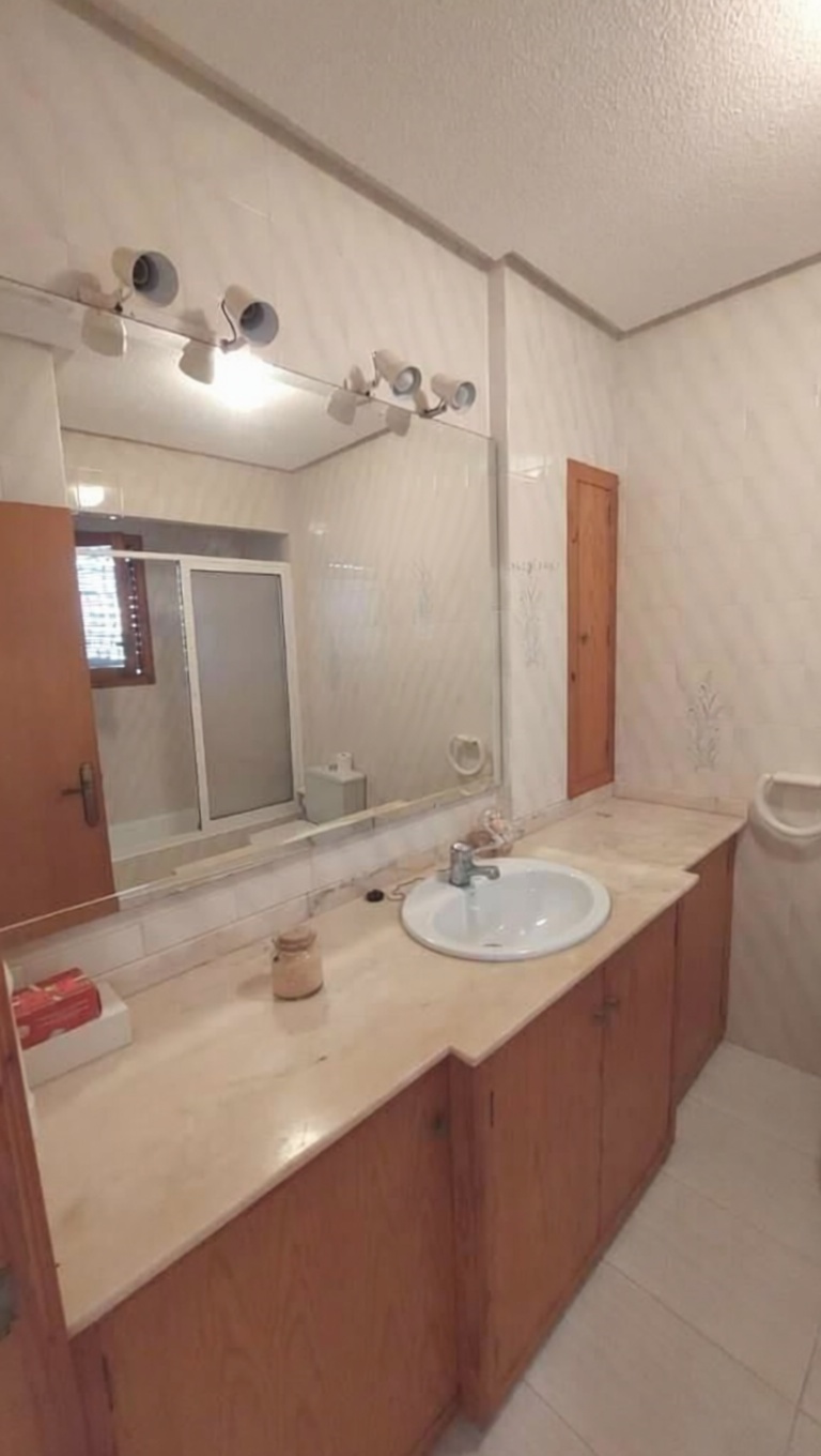 Chalet mit direkter Strandzugang in Santa Pola — Bad