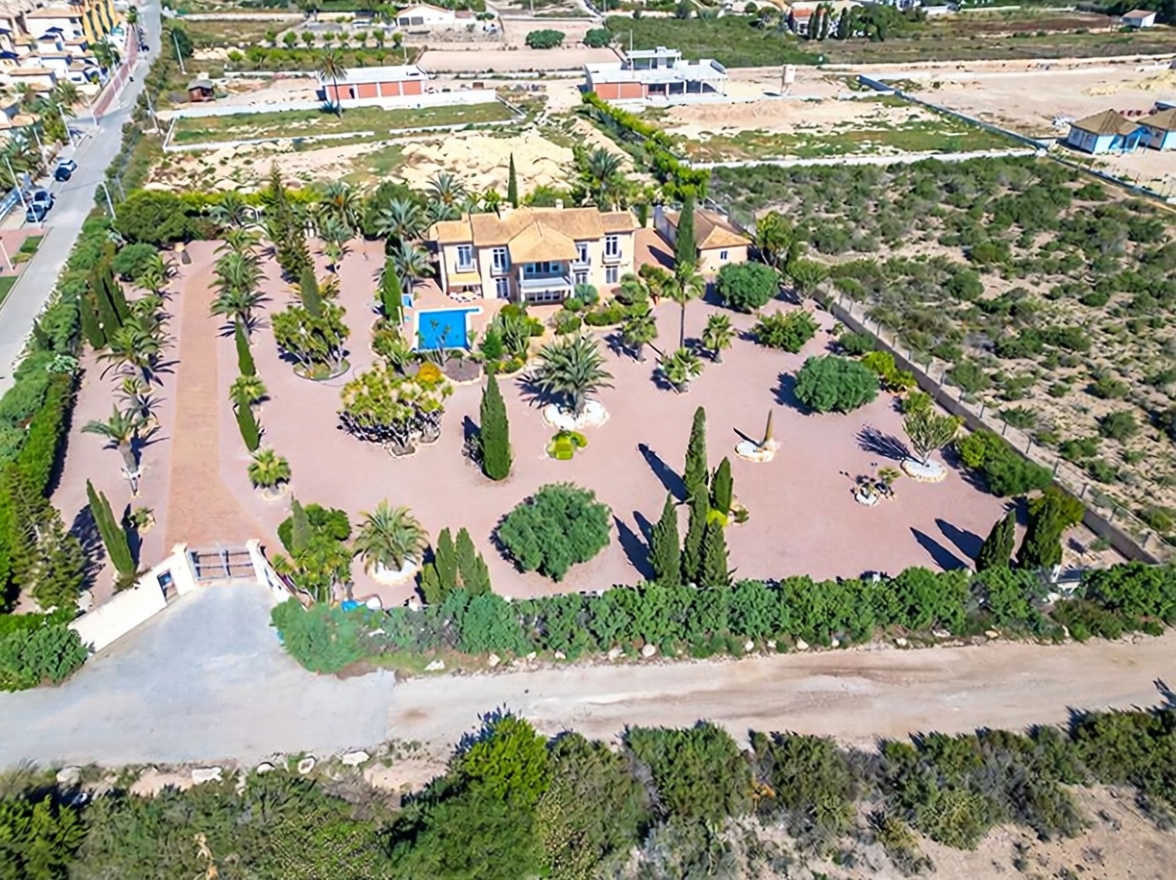 Chalet con acceso directo a playa en Elche — Aérea