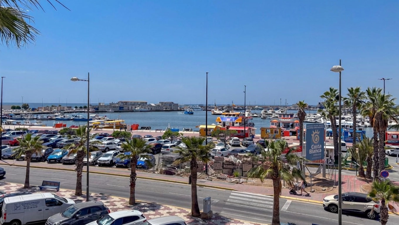 Piso en primera línea de playa en Santa Pola — Vista mar