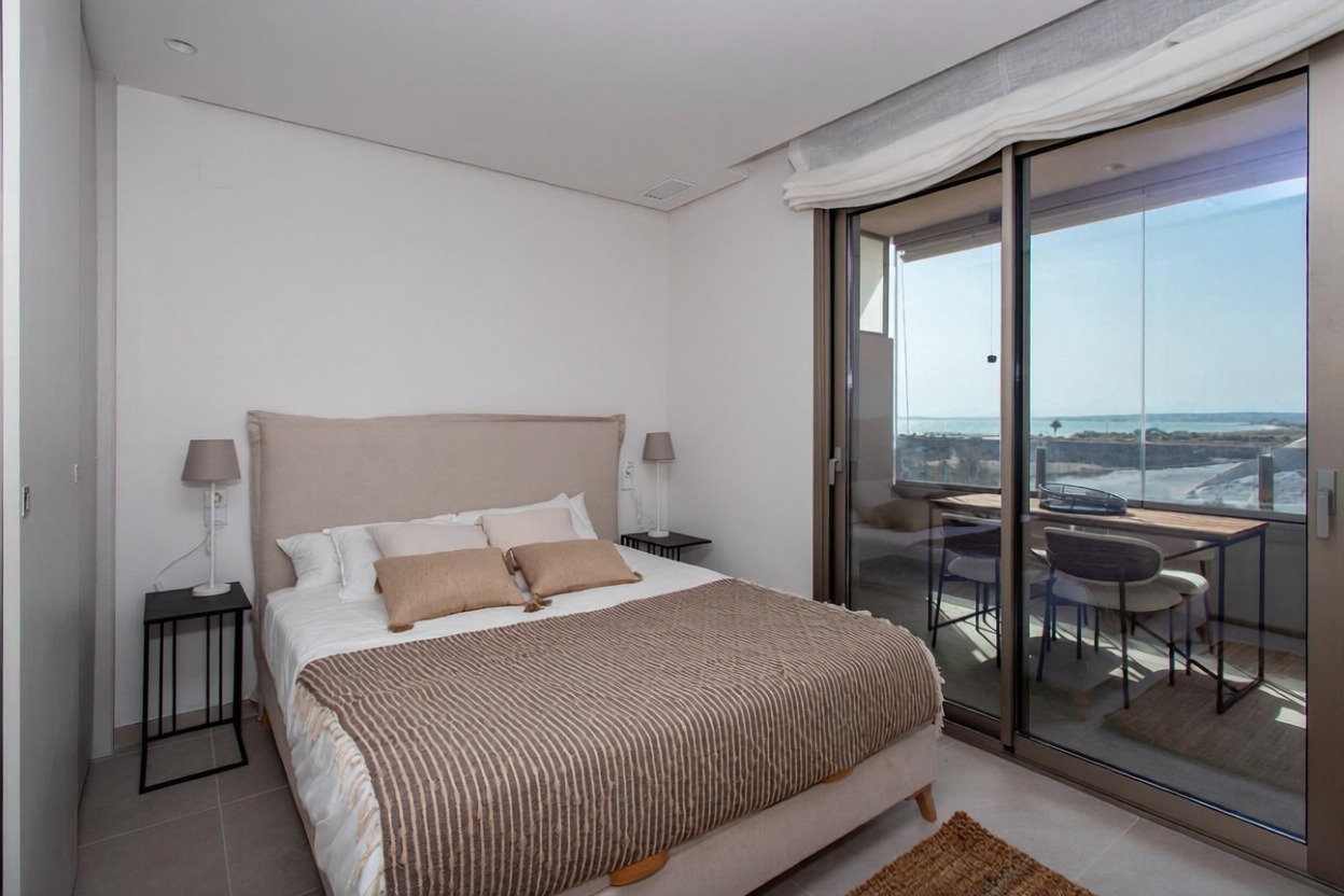 Ático en primera línea de mar en Santa Pola — Dormitorio