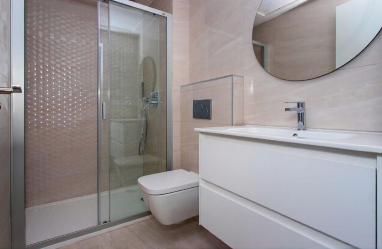 Ático en primera línea de mar en Santa Pola — Baño
