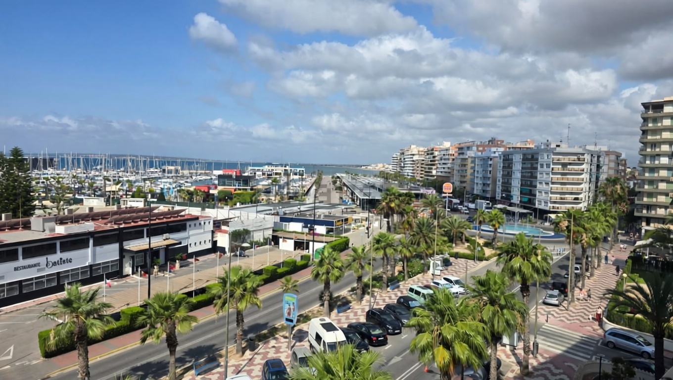 Piso en primera línea de playa en Santa Pola — Vista mar