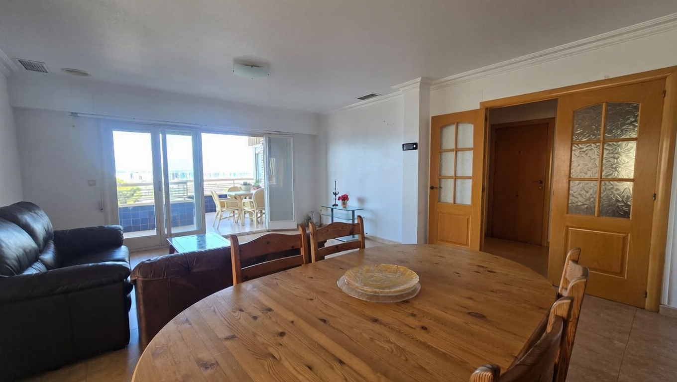 Piso en primera línea de playa en Santa Pola — Salón