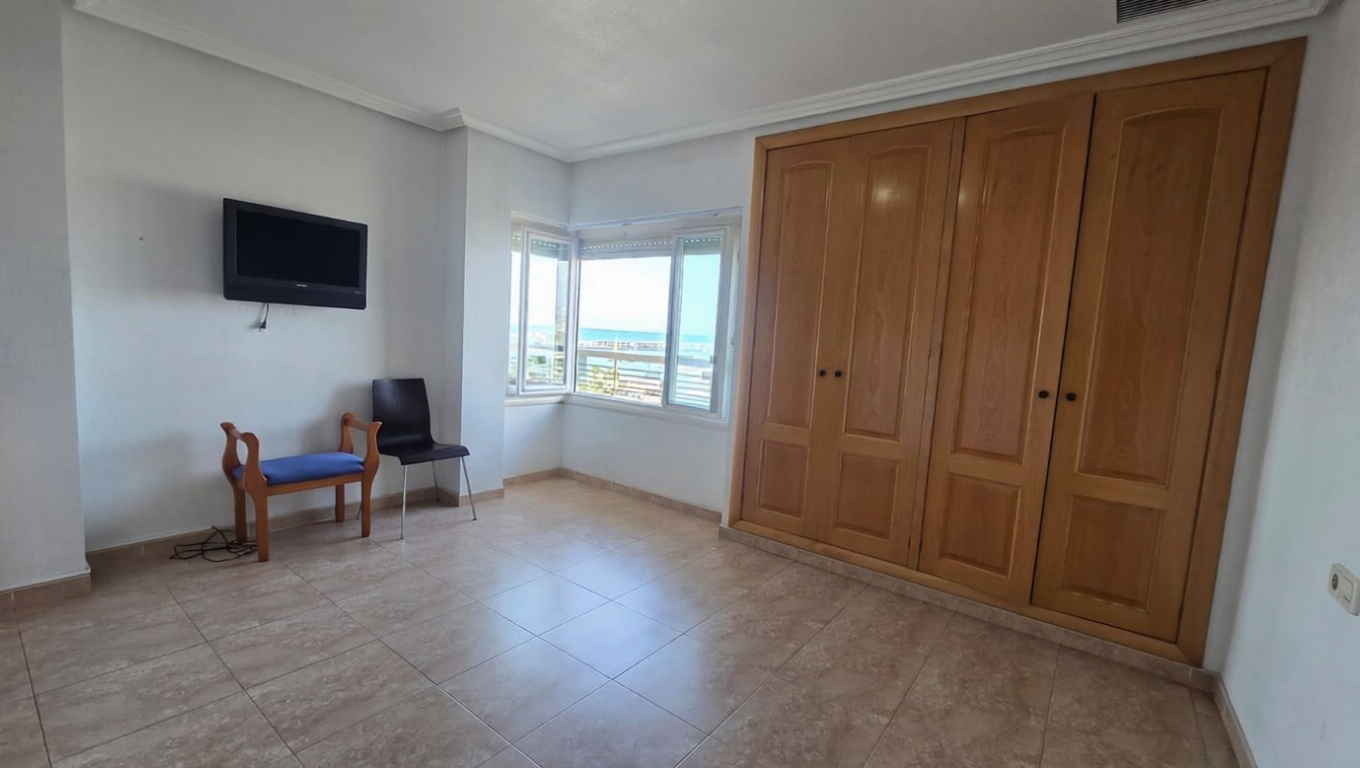 Piso en primera línea de playa en Santa Pola — Dormitorio