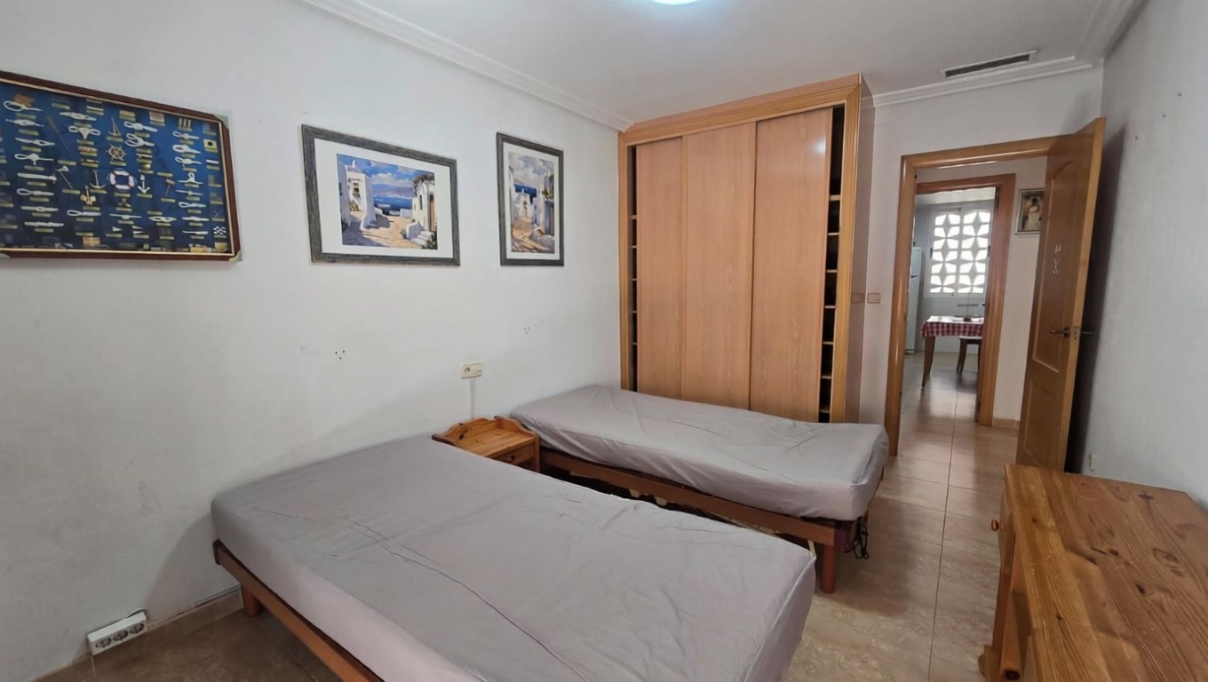 Piso en primera línea de playa en Santa Pola — Dormitorio