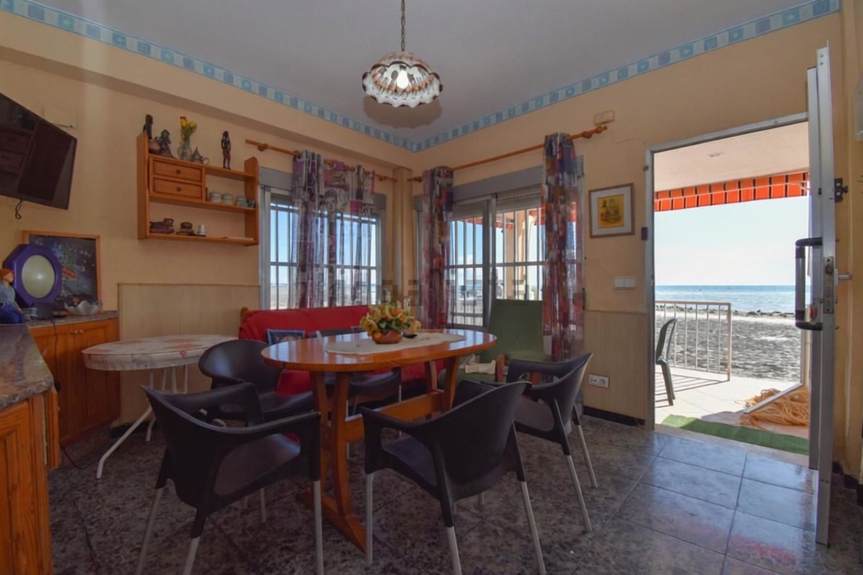 Chalet mit direkter Strandzugang in Santa Pola — Wohnzimmer