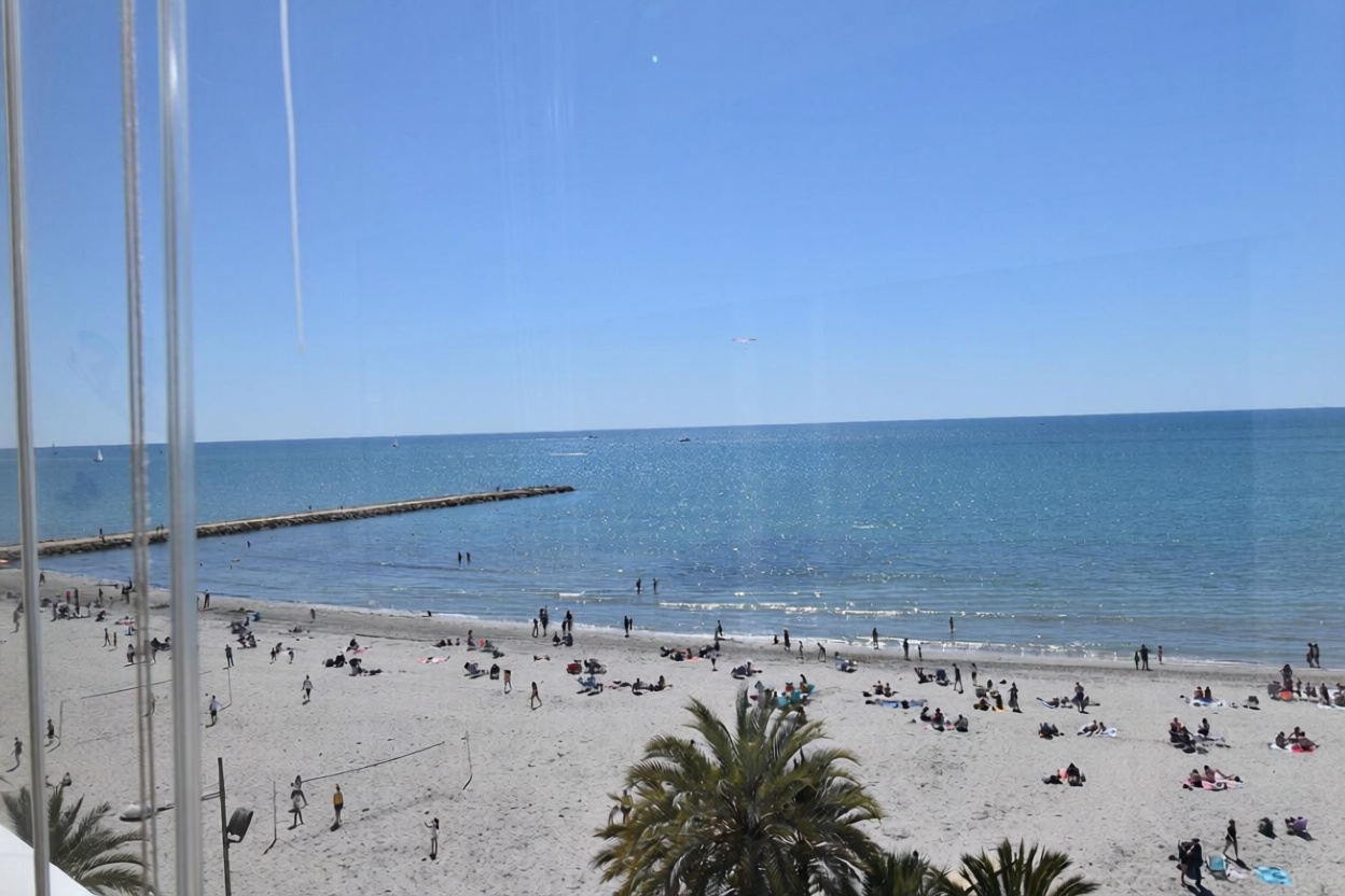 Piso en primera línea de playa en Santa Pola — Vista mar