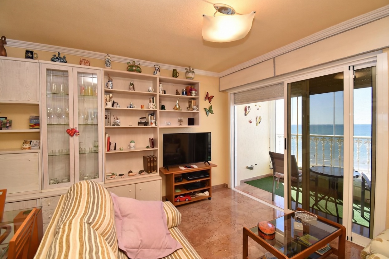 Piso en primera línea de playa en Santa Pola — Salón