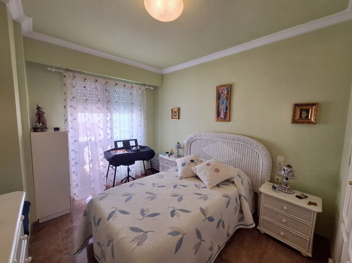 Piso en primera línea de playa en Santa Pola — Dormitorio