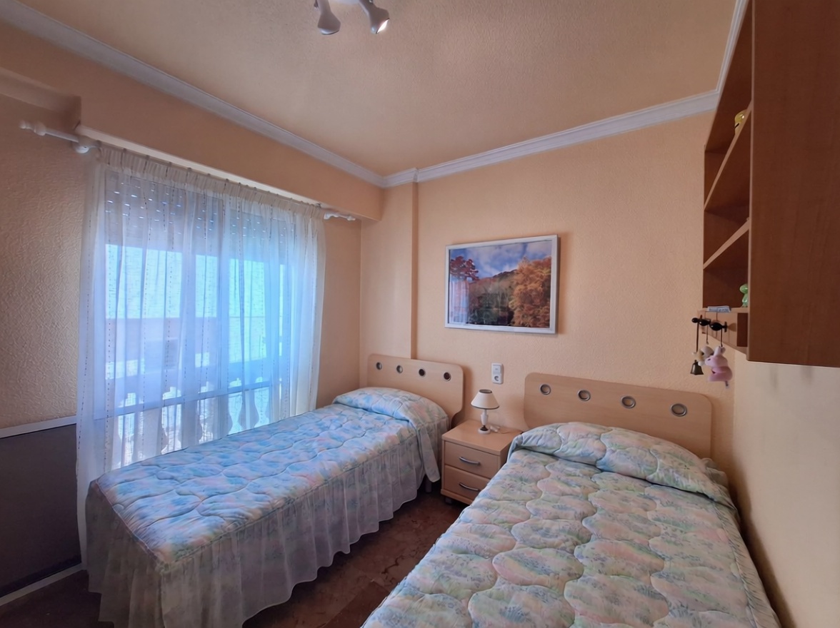 Piso en primera línea de playa en Santa Pola — Dormitorio