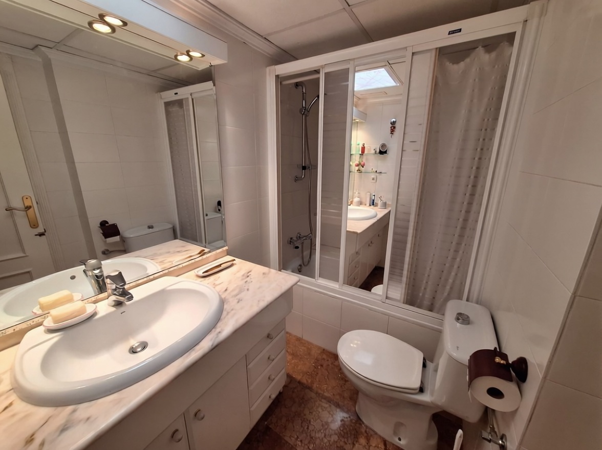Piso en primera línea de playa en Santa Pola — Baño