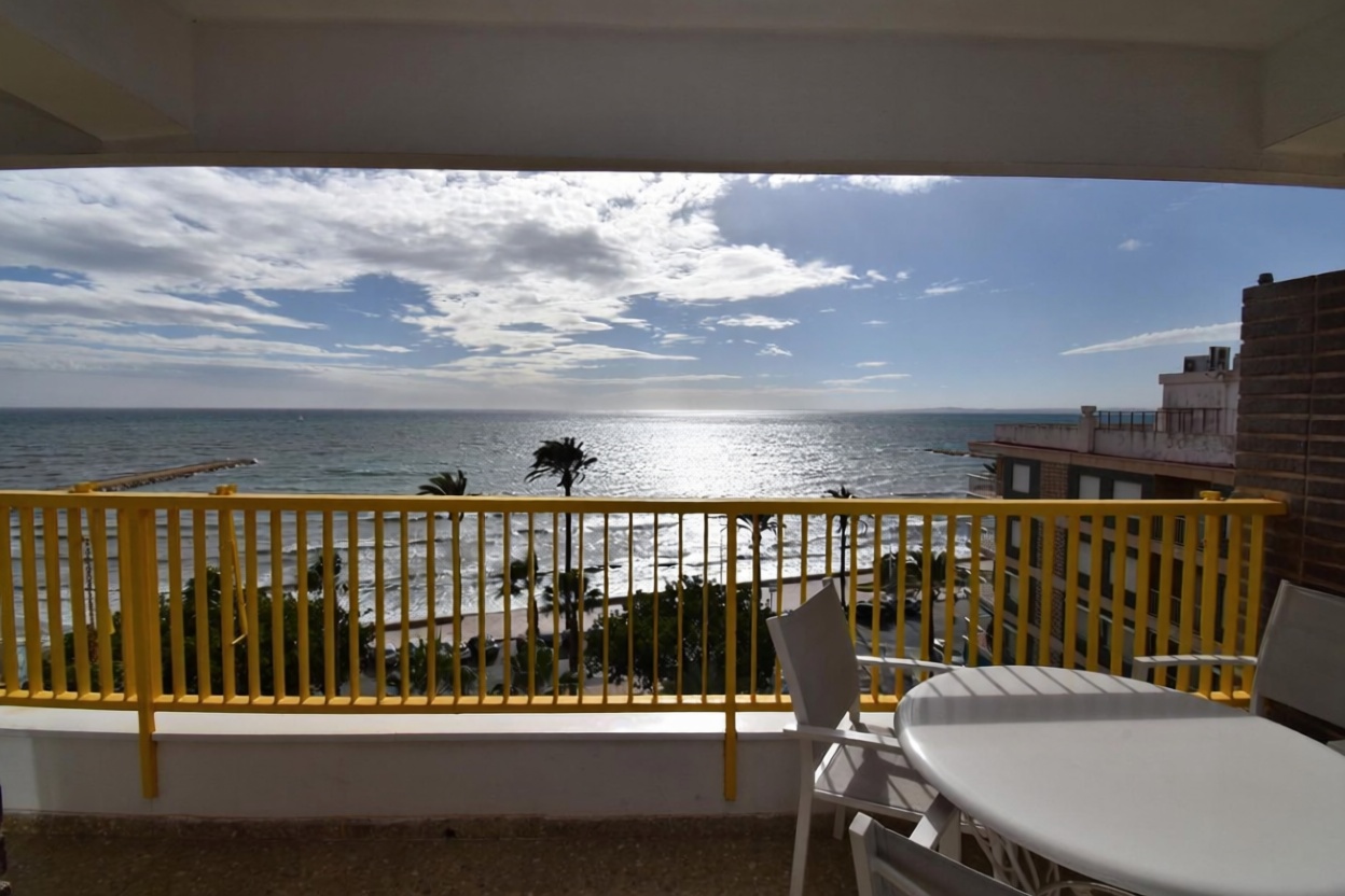 Piso en primera línea de playa en Santa Pola — Terraza mar