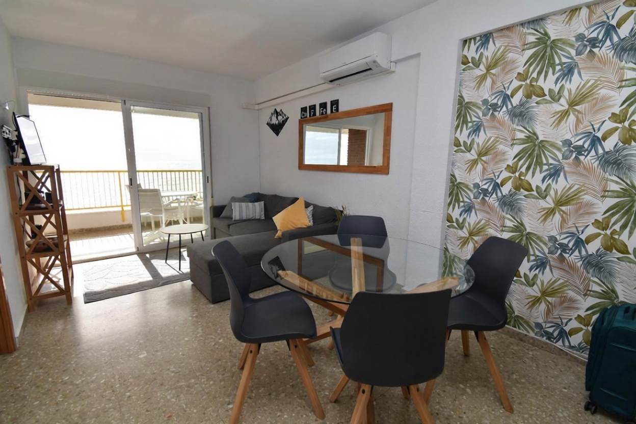 Piso en primera línea de playa en Santa Pola — Salón