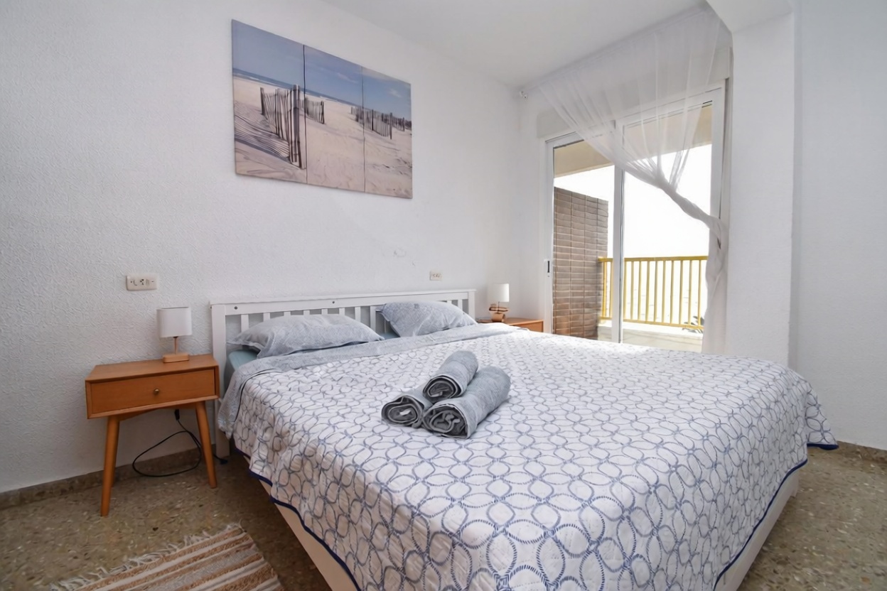 Piso en primera línea de playa en Santa Pola — Dormitorio