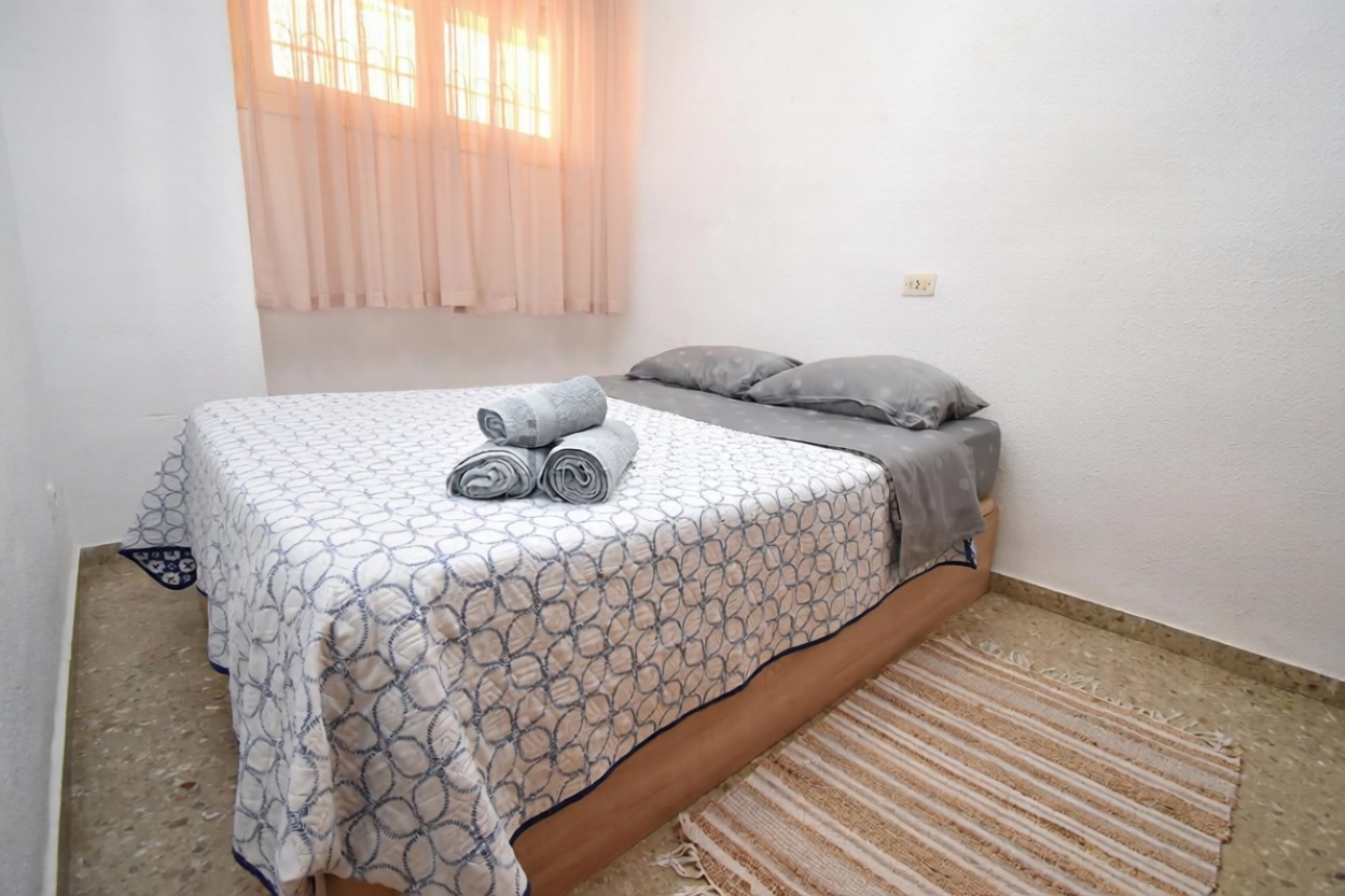 Piso en primera línea de playa en Santa Pola — Dormitorio