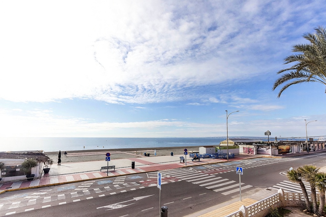 Piso en primera línea de playa en Santa Pola — Vista mar