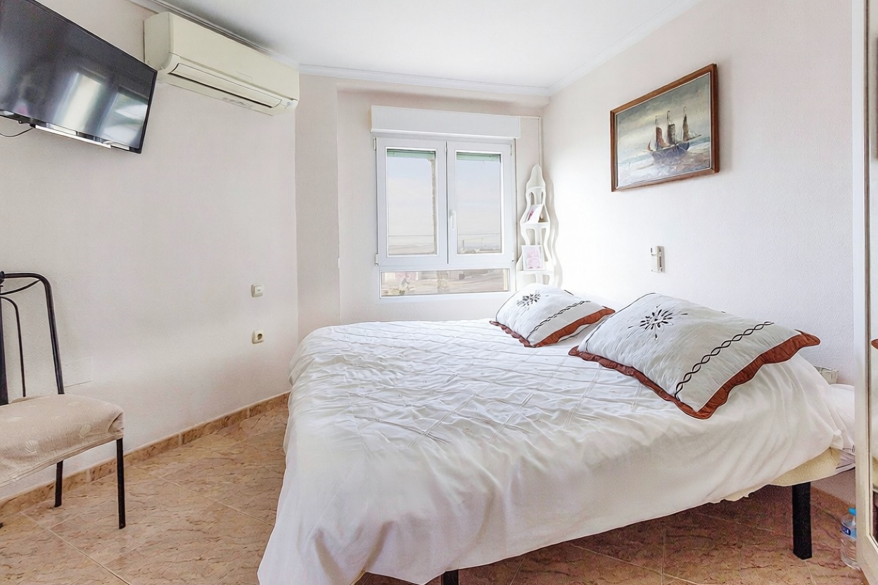 Piso en primera línea de playa en Santa Pola — Dormitorio