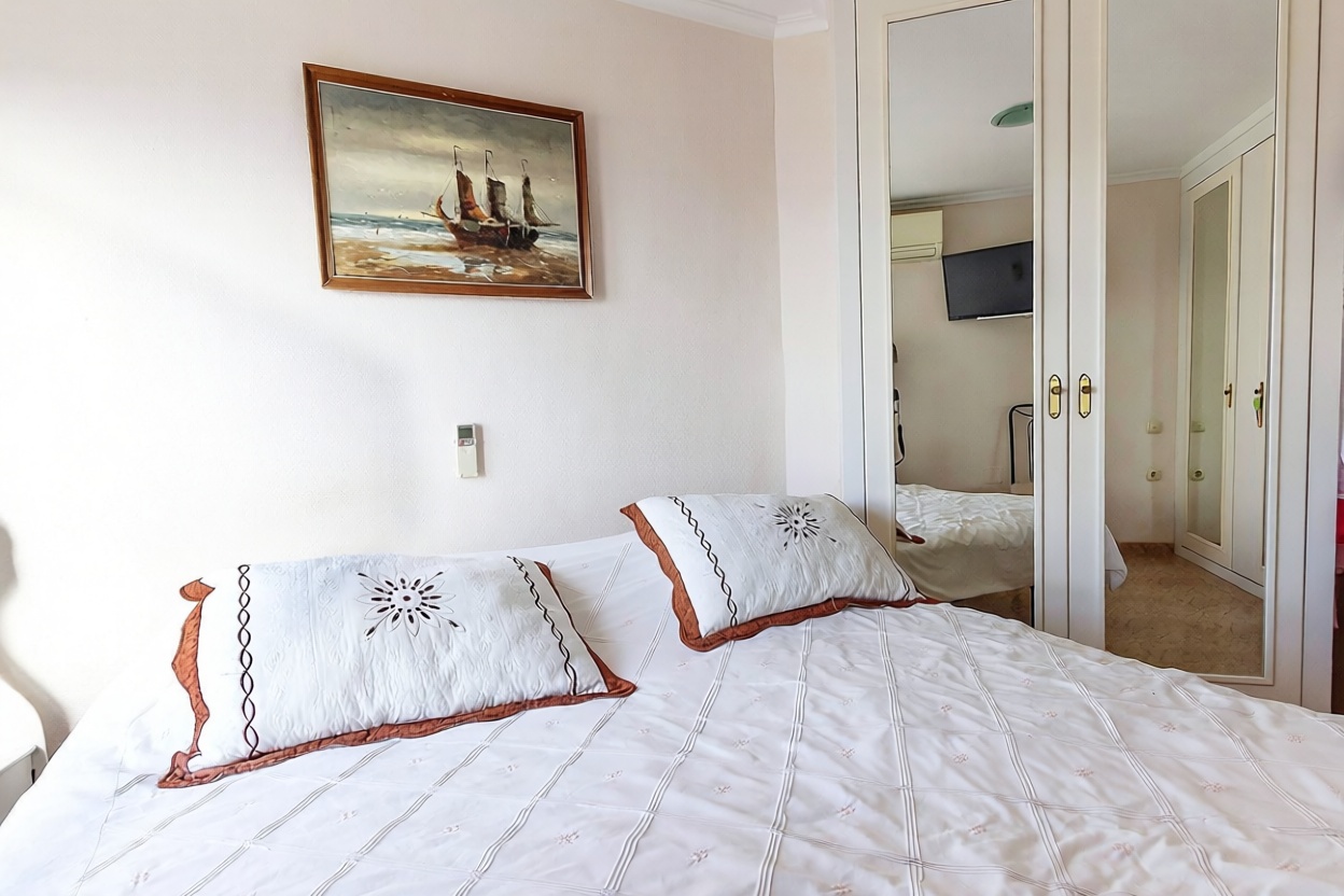 Piso en primera línea de playa en Santa Pola — Dormitorio