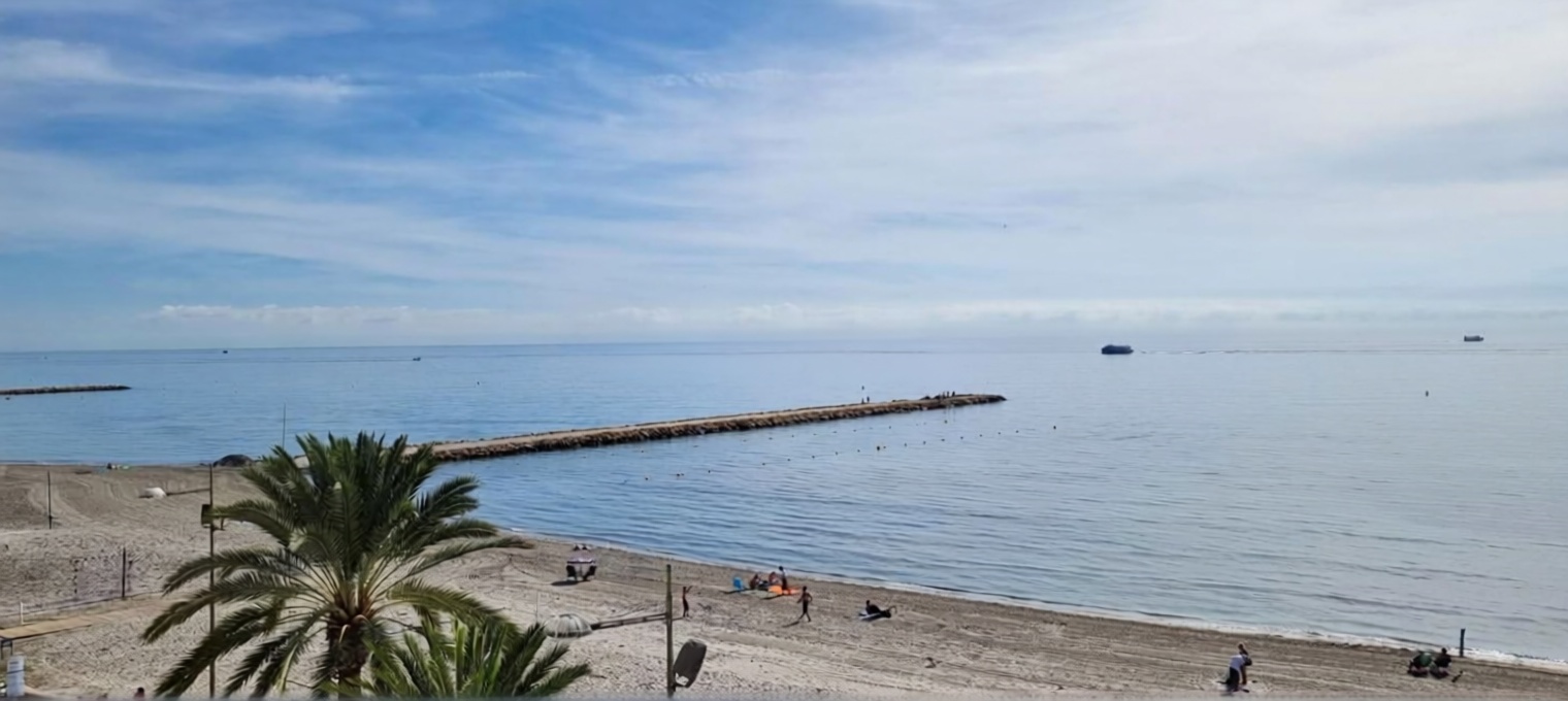 Appartement en première ligne de plage à Santa Pola — Vue mer