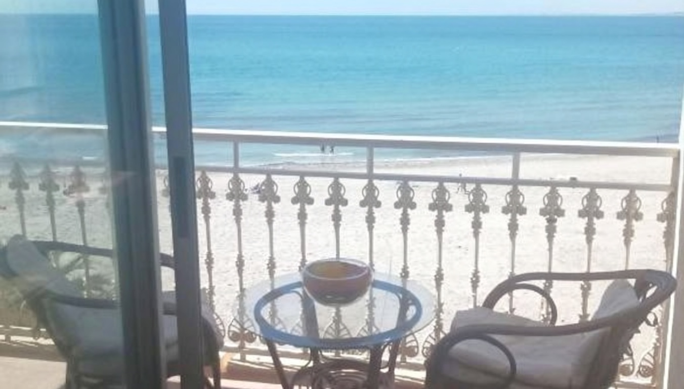 Piso en primera línea de playa en Santa Pola — Terraza mar
