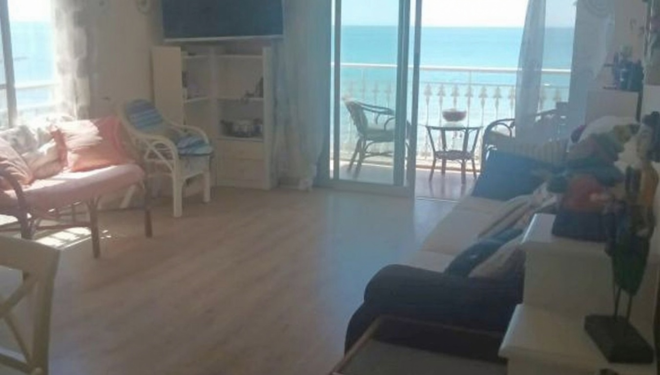 Piso en primera línea de playa en Santa Pola — Salón