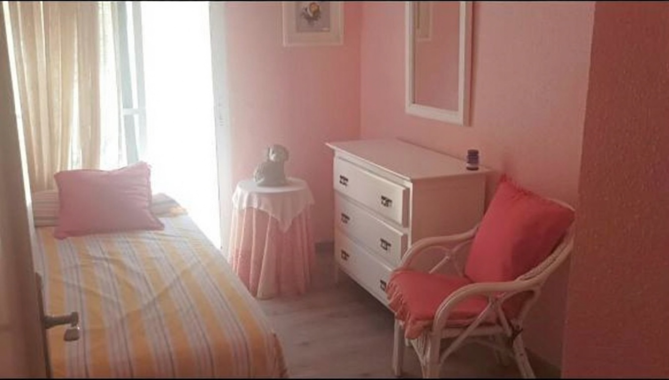 Piso en primera línea de playa en Santa Pola — Dormitorio