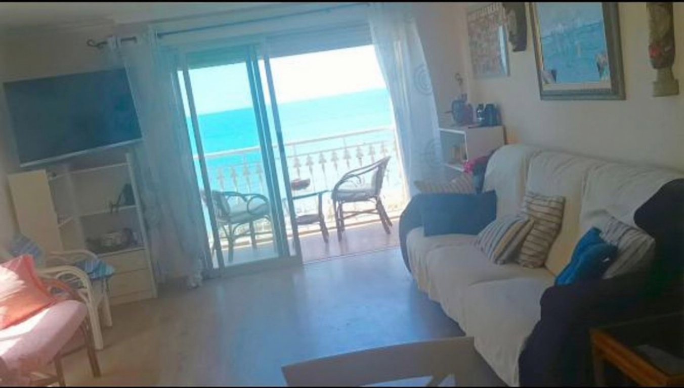 Piso en primera línea de playa en Santa Pola — Salón