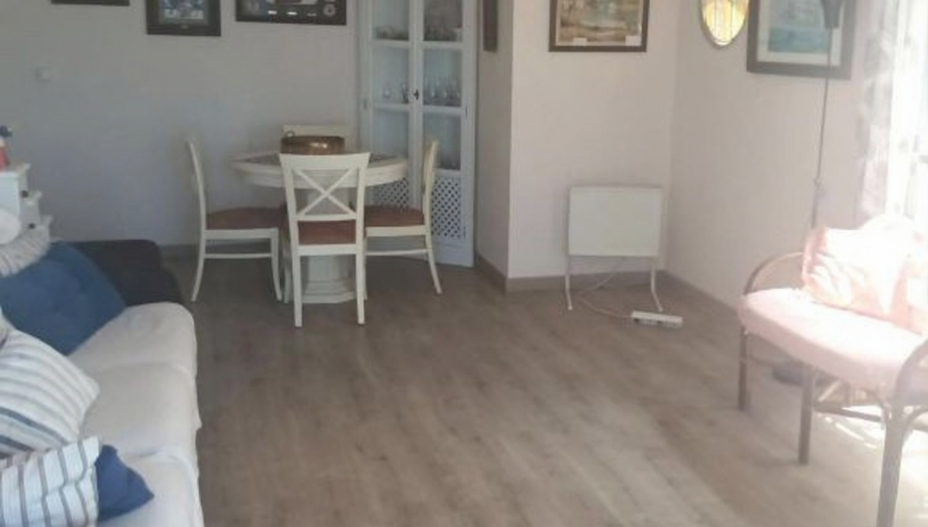 Piso en primera línea de playa en Santa Pola — Comedor