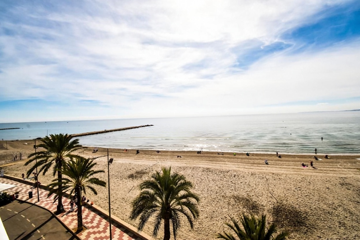 Piso en primera línea de playa en Santa Pola — Vista mar