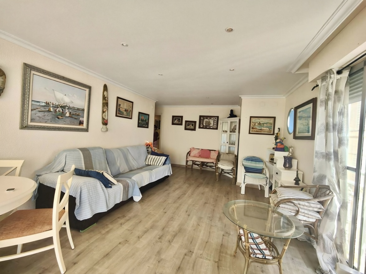 Piso en primera línea de playa en Santa Pola — Salón