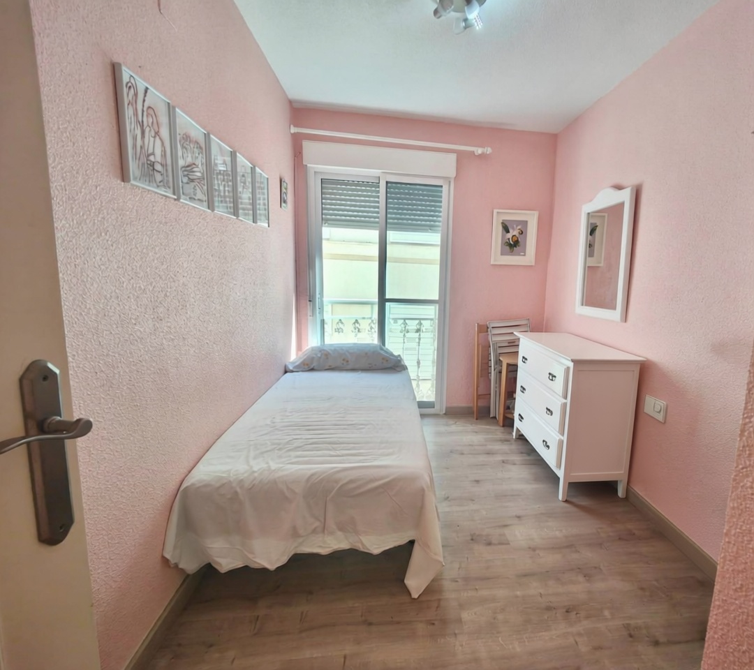 Piso en primera línea de playa en Santa Pola — Dormitorio