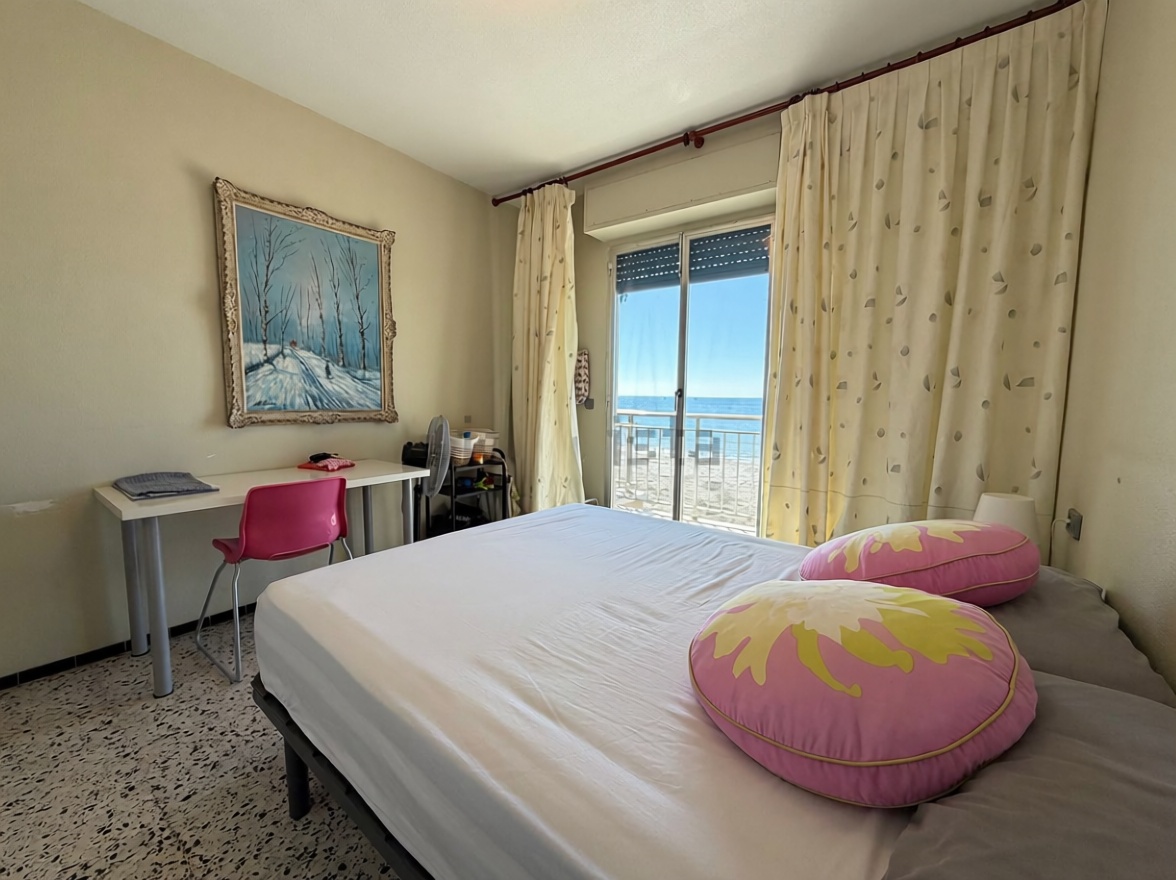 Piso en primera línea de playa en Santa Pola — Dormitorio
