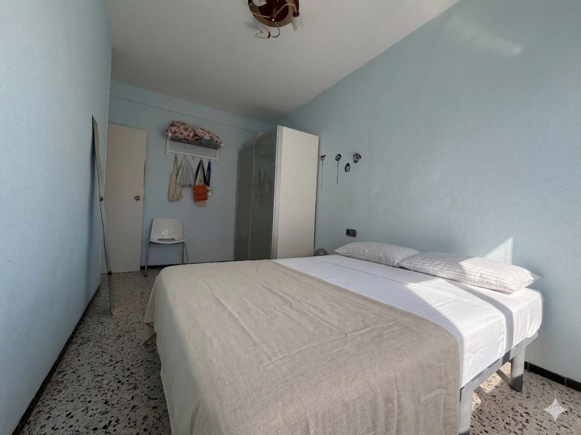 Piso en primera línea de playa en Santa Pola — Dormitorio