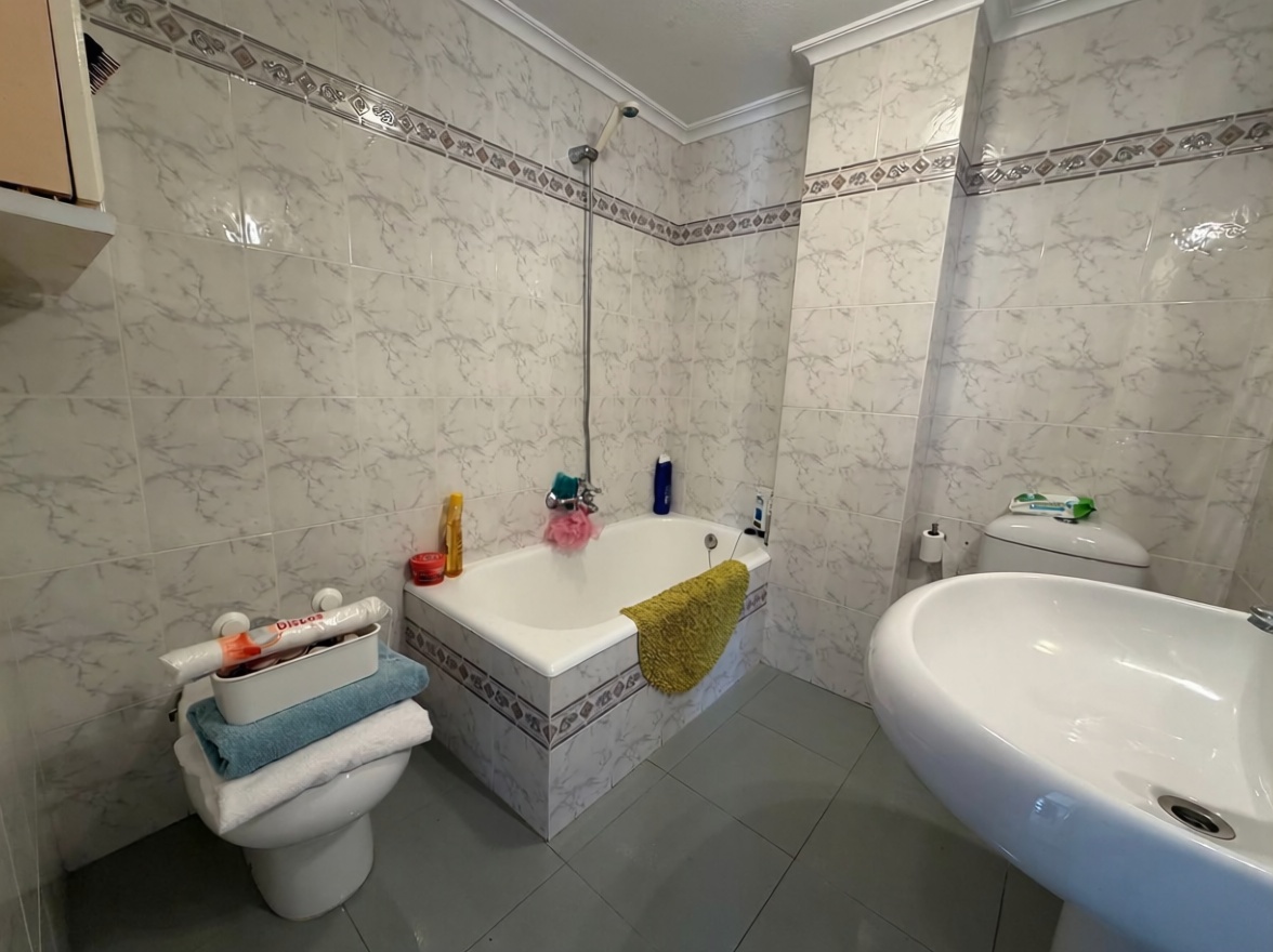 Piso en primera línea de playa en Santa Pola — Baño