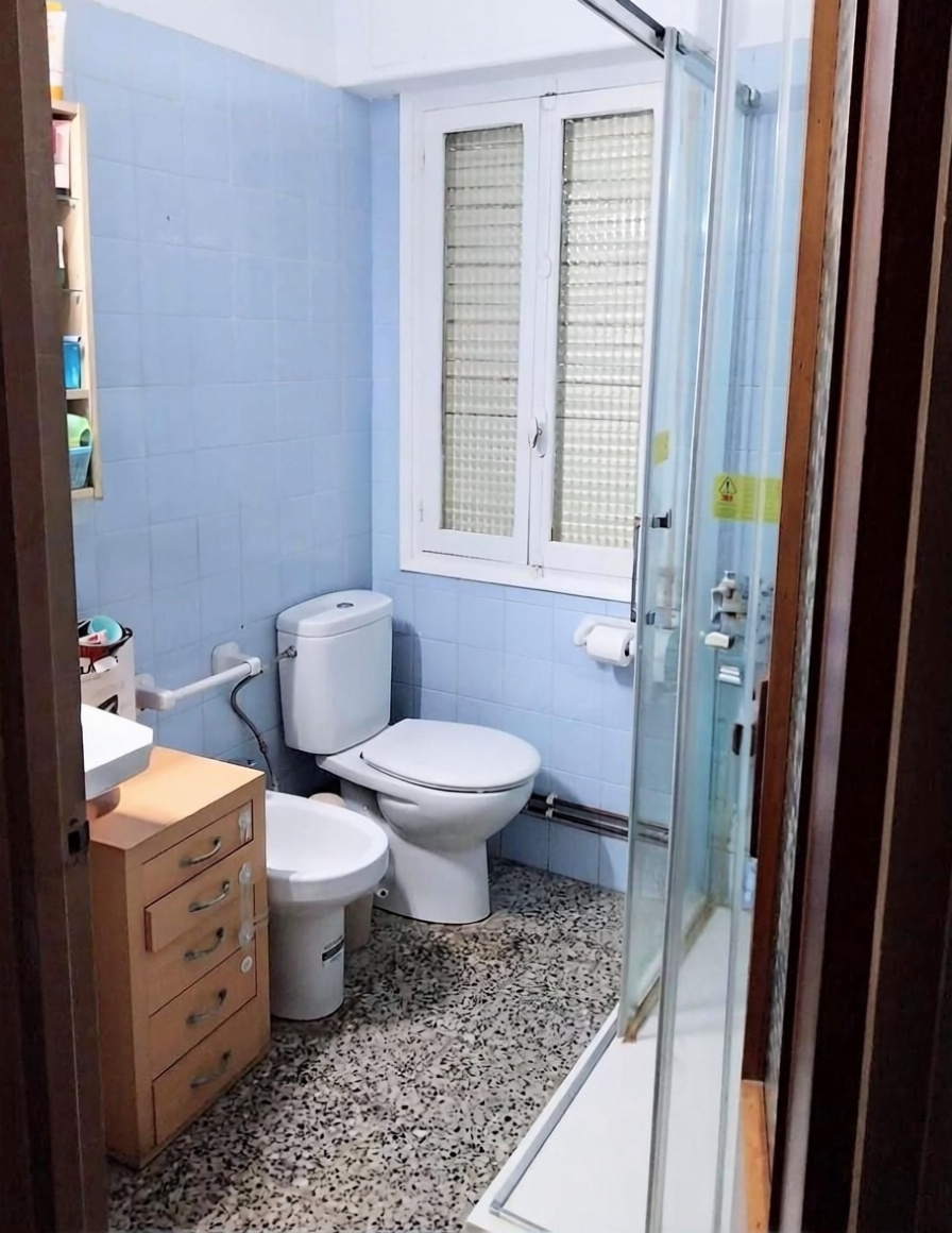 Piso en primera línea de playa en Santa Pola — Baño