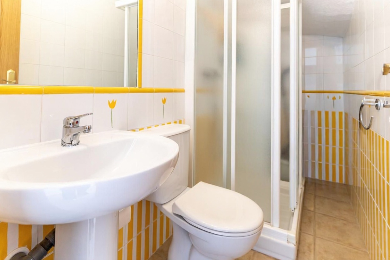 Chalet con acceso directo a playa en Santa Pola — Baño
