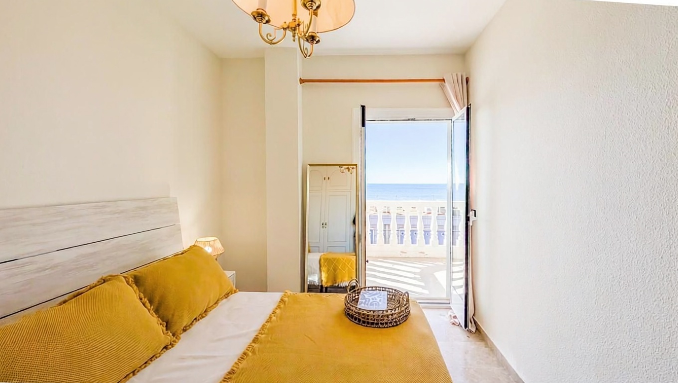 Piso en primera línea de playa en Santa Pola — Dormitorio