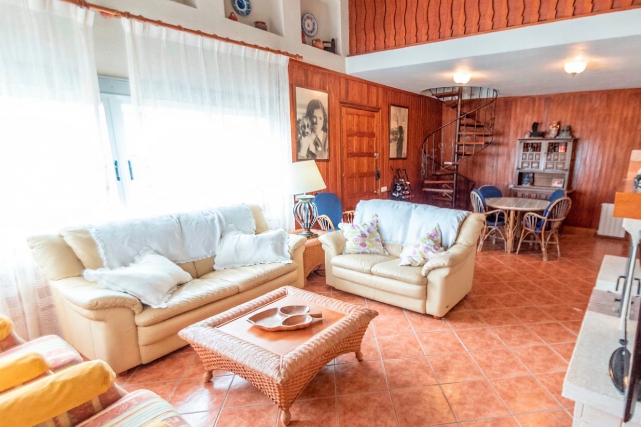 Chalet con acceso directo a playa en Guardamar del Segura — Salón
