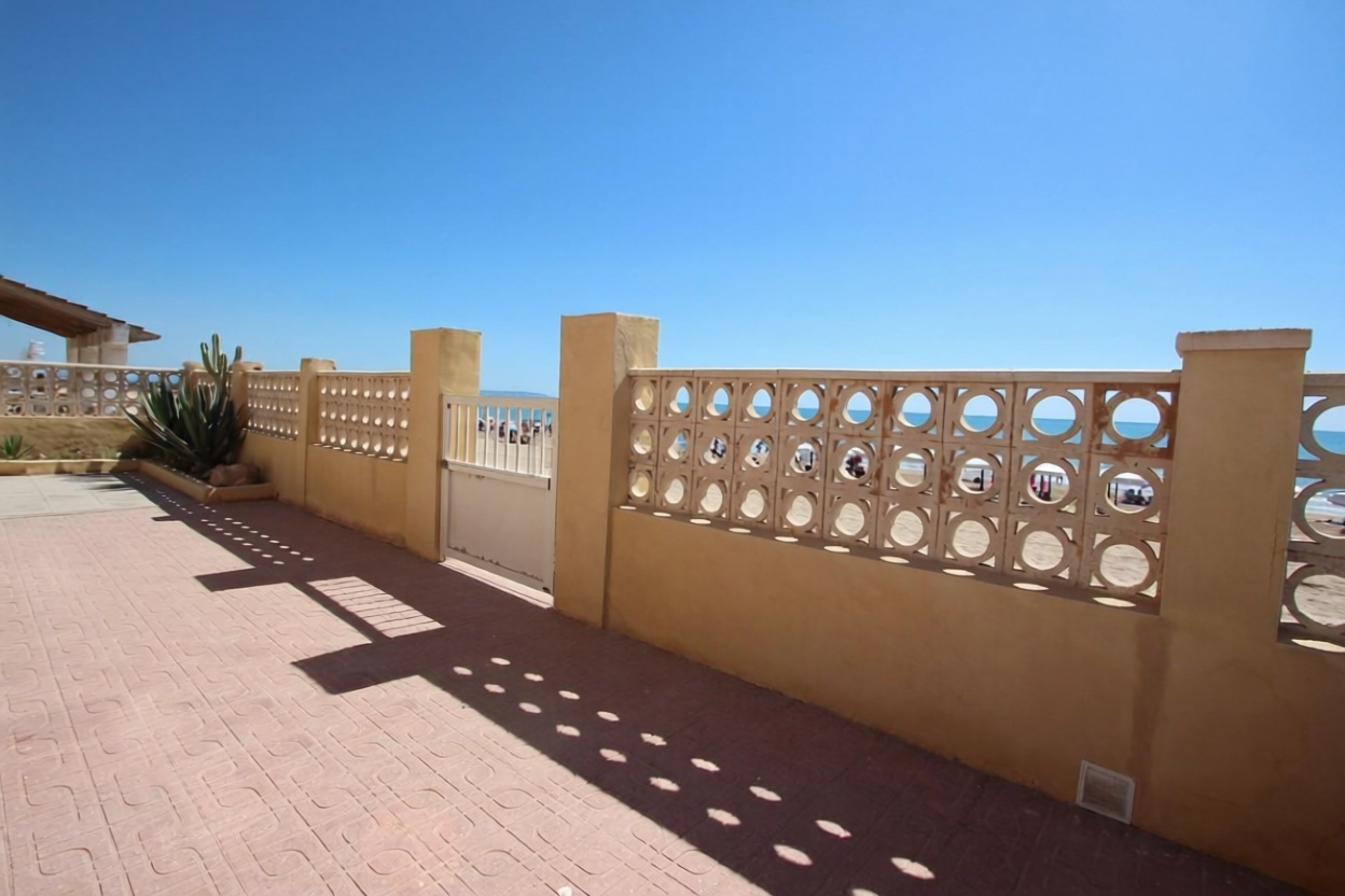 Chalet with direct beach access in Guardamar del Segura — Sea view