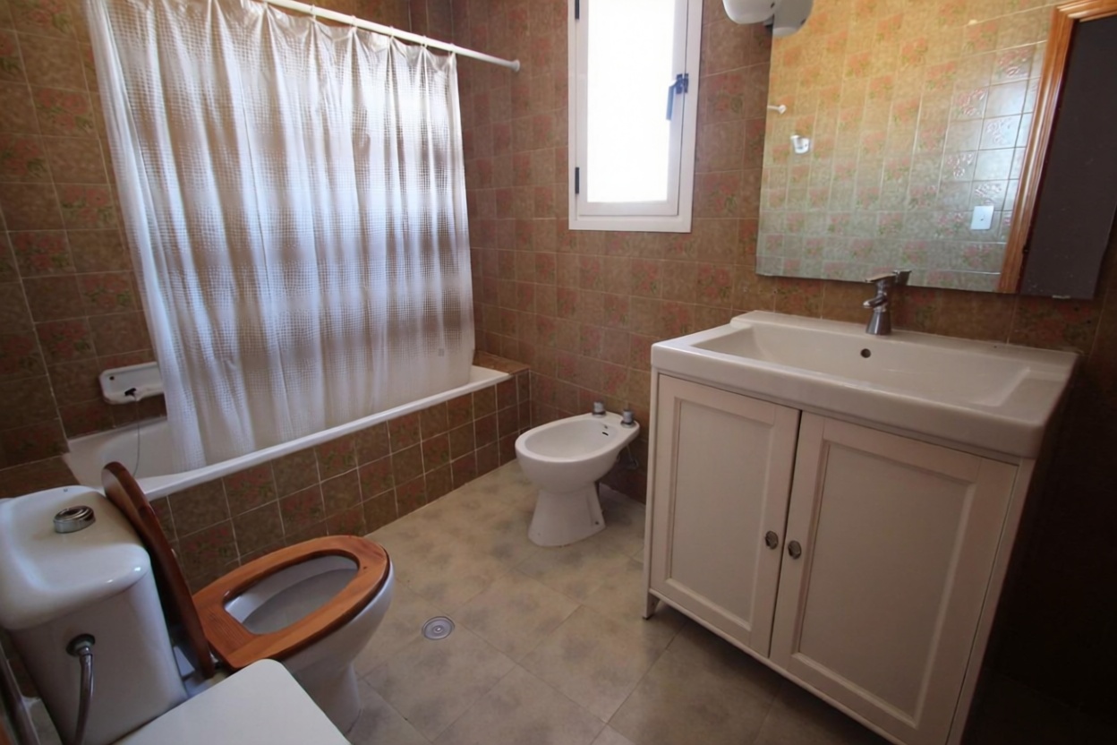 Chalet with direct beach access in Guardamar del Segura — Bathroom