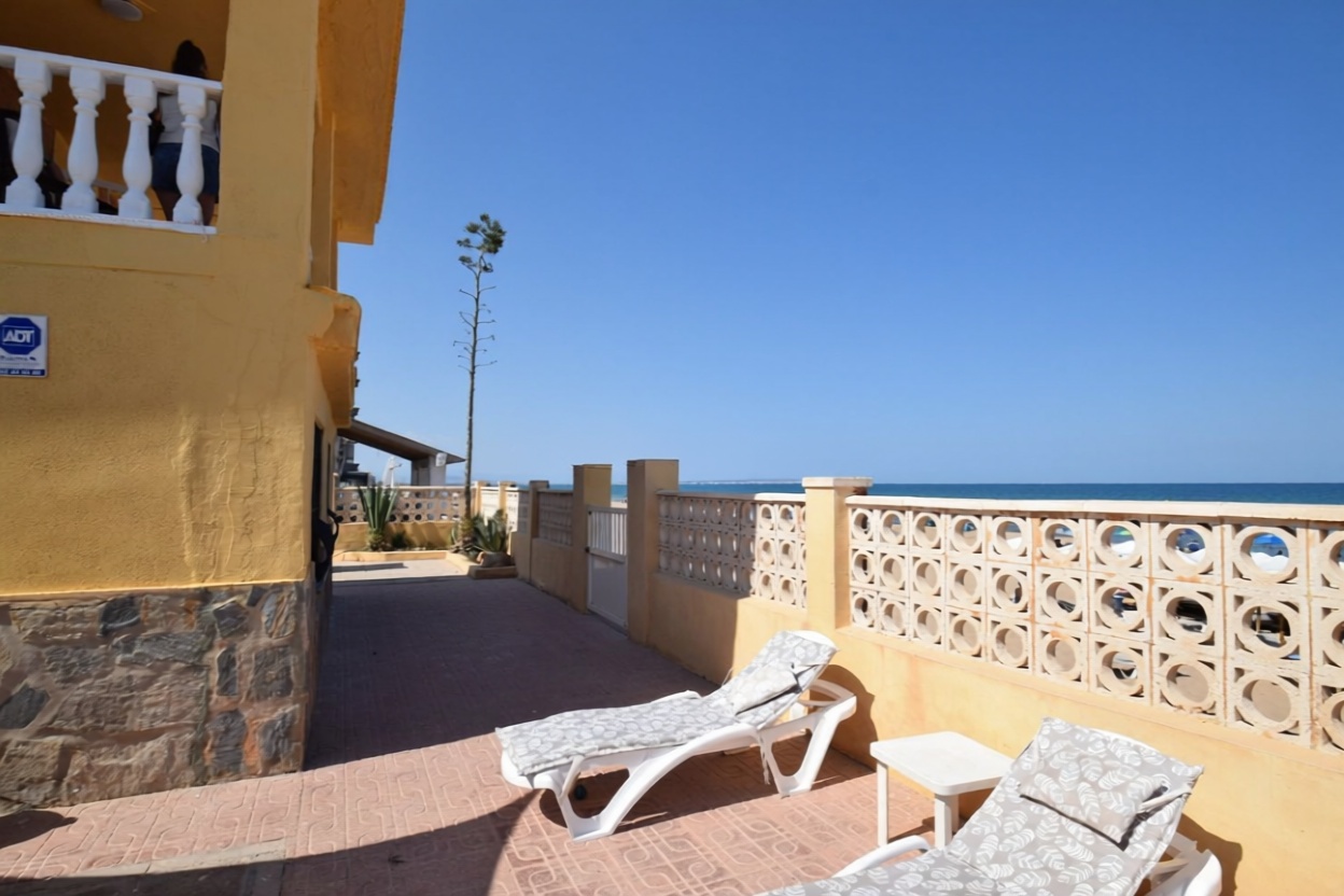 Chalet with direct beach access in Guardamar del Segura — Sea view