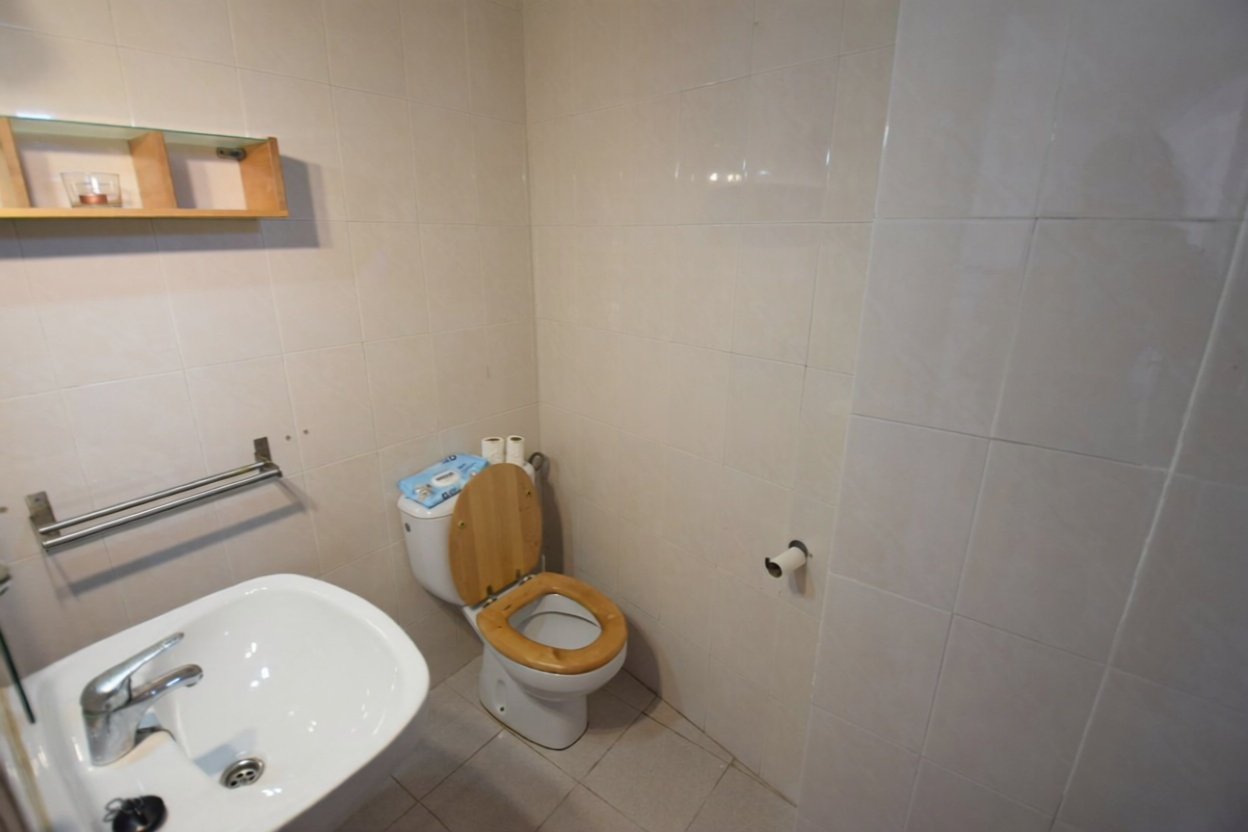 Chalet with direct beach access in Guardamar del Segura — Bathroom