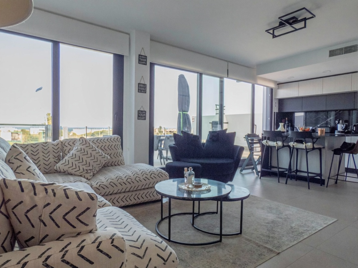 Beachfront flat in Guardamar del Segura — Living room
