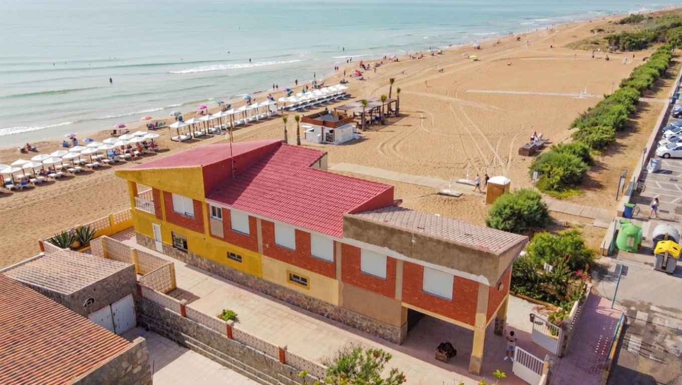 Chalet with direct beach access in Guardamar del Segura — Sea view