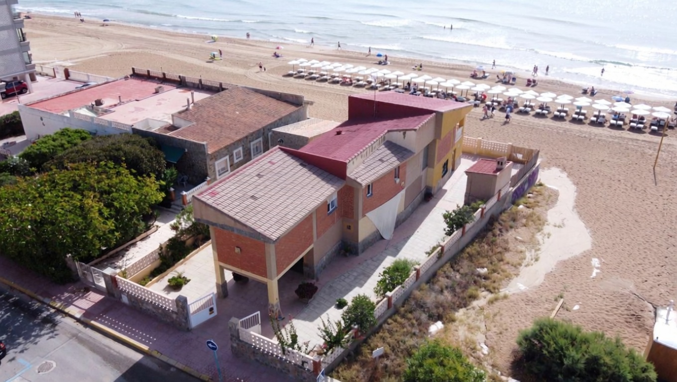 Chalet with direct beach access in Guardamar del Segura — Sea view