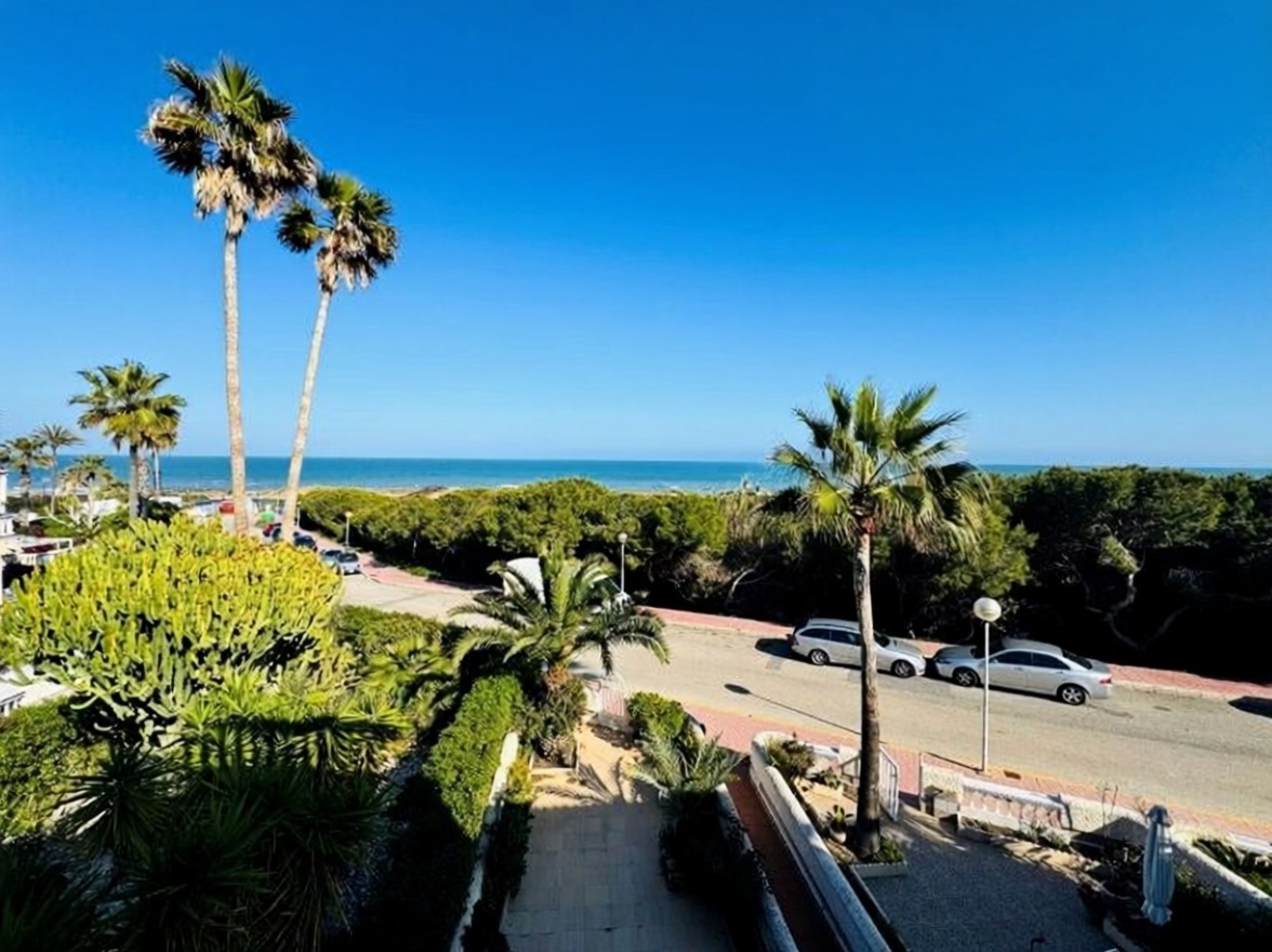 Dúplex en primera línea de playa en Guardamar del Segura — Vista mar