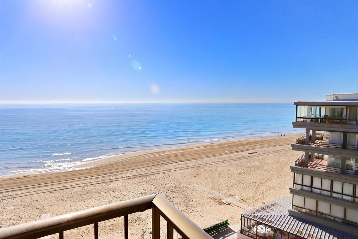 Beachfront flat in Guardamar del Segura — Sea view