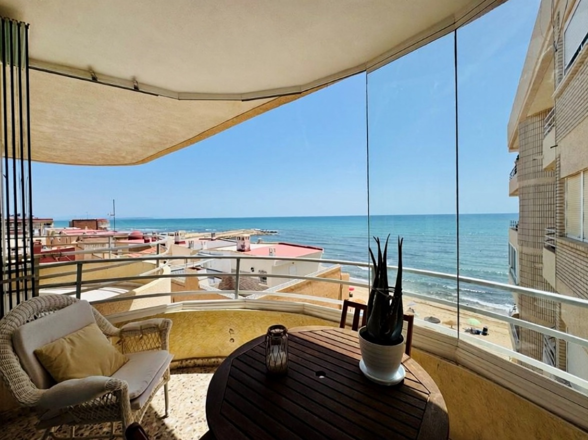 Wohnung in erste Strandlinie in Torrevieja — Meerterrasse