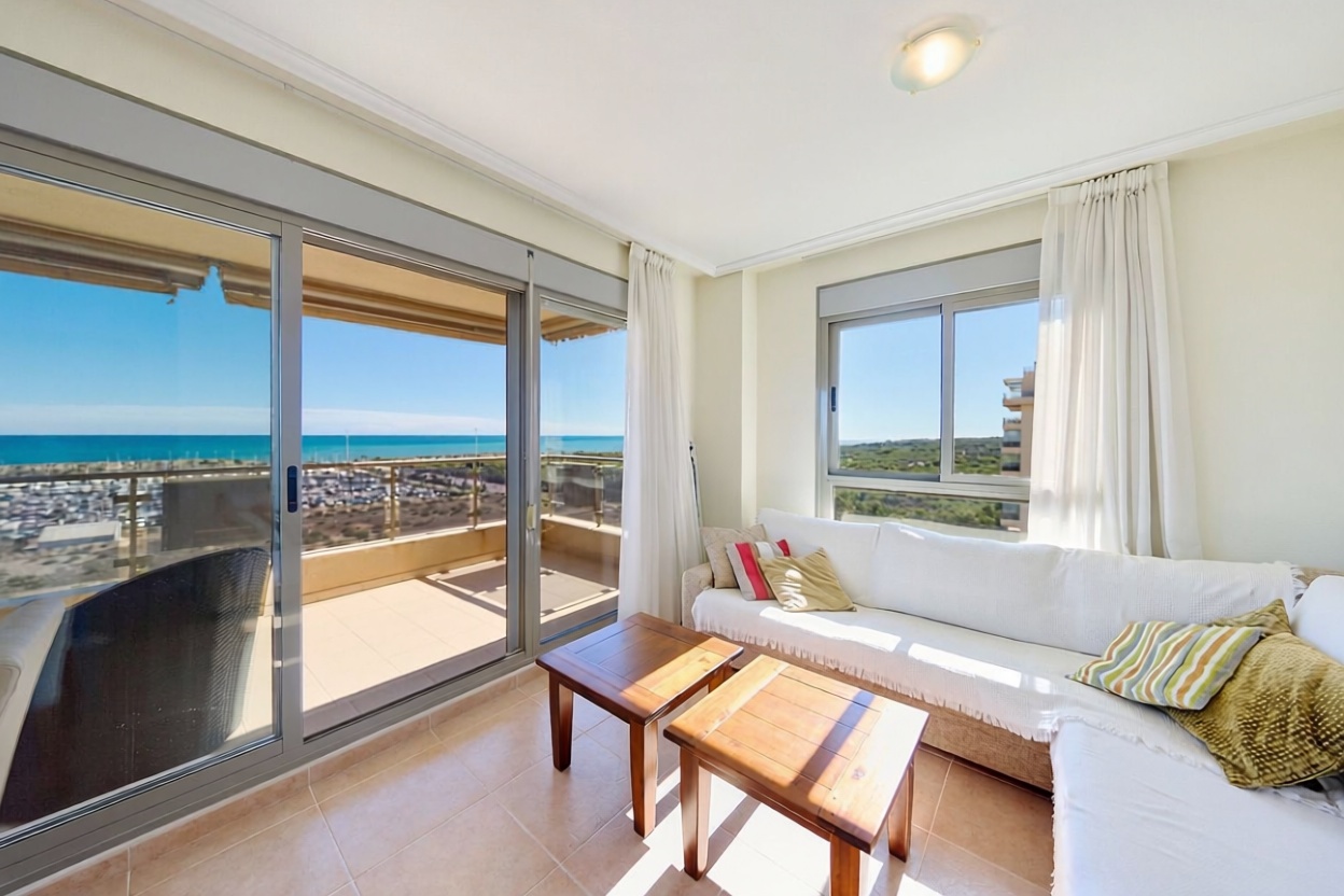 Beachfront flat in Guardamar del Segura — Living room