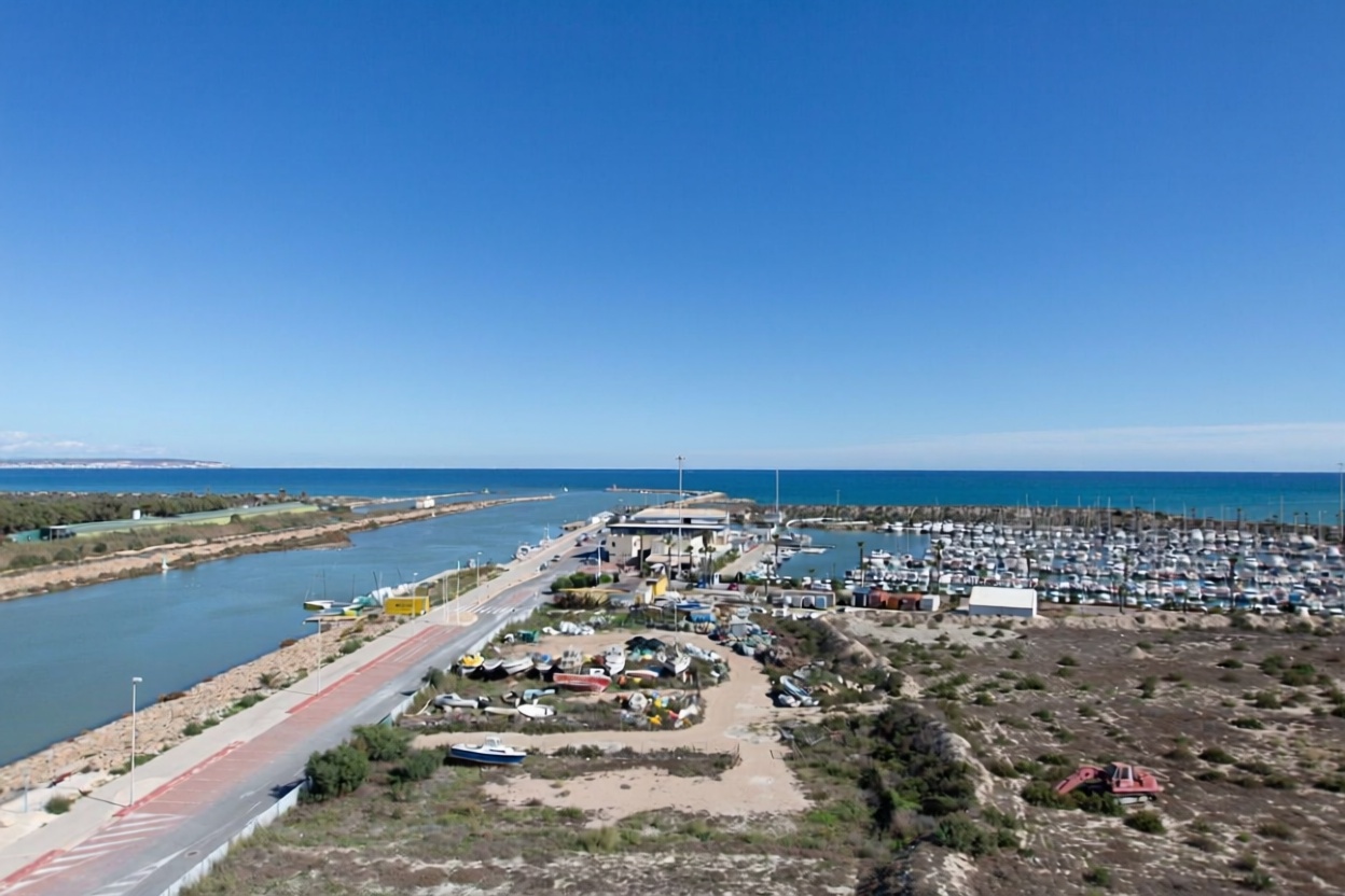 Beachfront flat in Guardamar del Segura — Bedroom